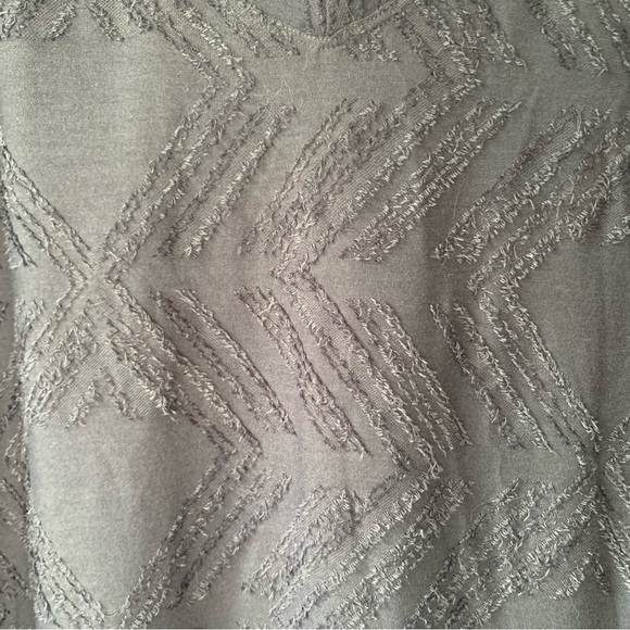 Peace & Pearls navy blue Aztec eyelash relief short sleeve vneck top. Size XXL - Picture 4 of 10